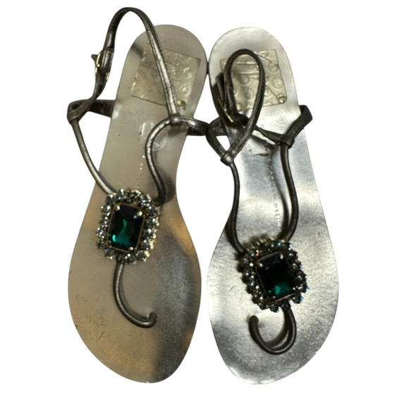 Elegant Silver Sandals with Green Gemstone - Picture 5 of 10